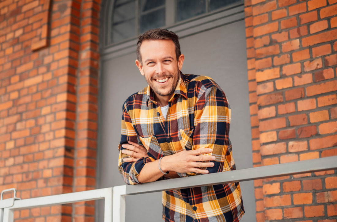 Philipp Herrnberger steht vor seinem Arbeitsplatz im HAG-Quartier