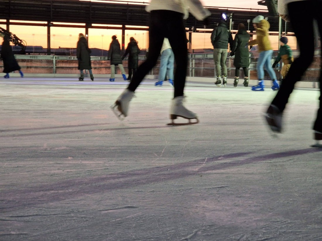 Menschen laufen auf der Eislaufbahn der Überseeinsel Schlittschuh.