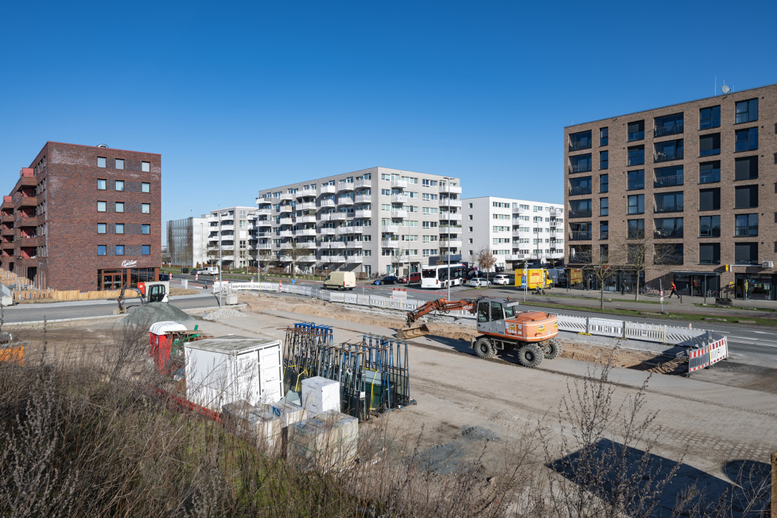 Bagger bei Straßenarbeiten im Wohngebiet Europaquartier in der Überseestadt.