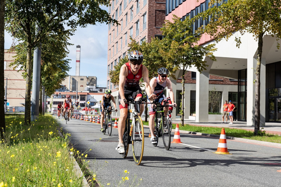 Radfahrende liefern sich ein spannendes Rennen beim Gewoba City Triathlon Bremen.