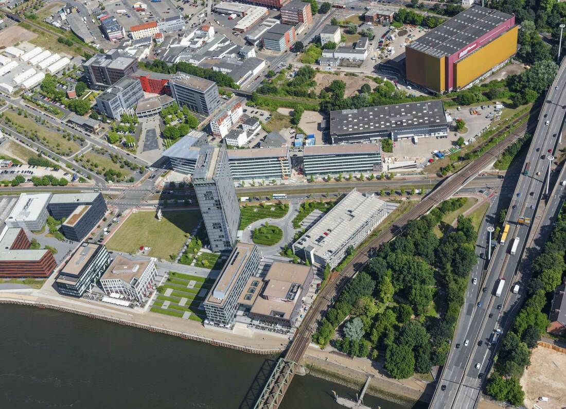 Die Luftaufnahme zeigt die Verkehrsanbindung der Überseestadt an die Innenstadt.