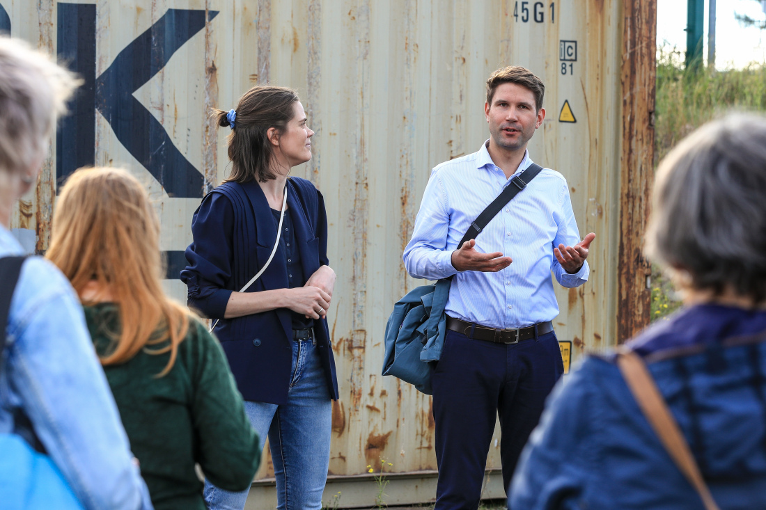 Valerie Hoberg und Sven Jäger stellen interessierten Bürgerinnen und Bürgern das Projekt Zukunftsquartier Piek 17 vor.