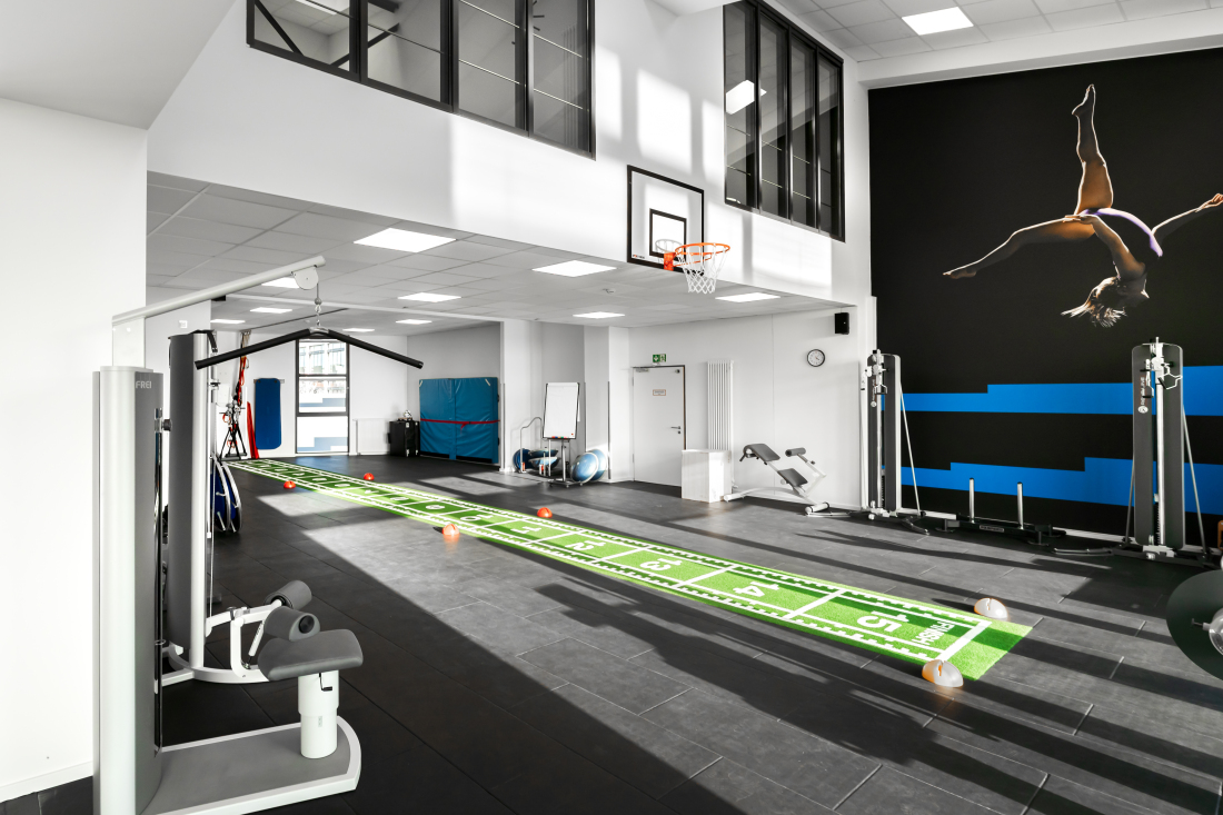 Im Trainingszentrum von DRVN stehen unterschiedliche Sport- und Fitnessgeräte zur Verfügung.