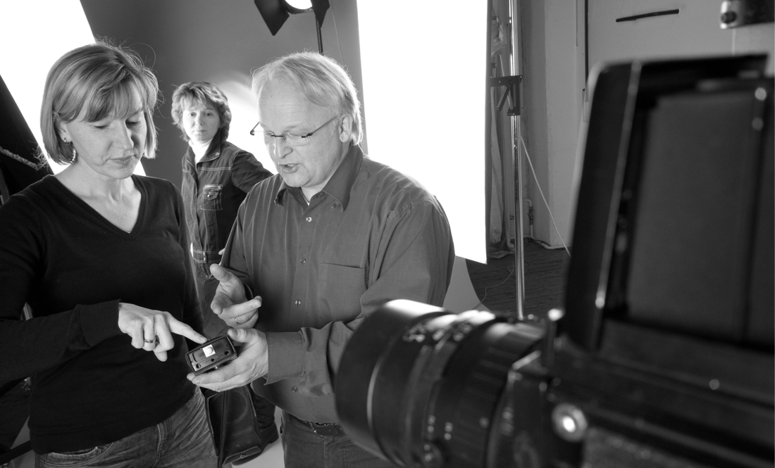 Im Fotostudio Penz zeigt ein Fotograf einer Kursteilnehmerin, wie man die Kamera optimal einstellt. 