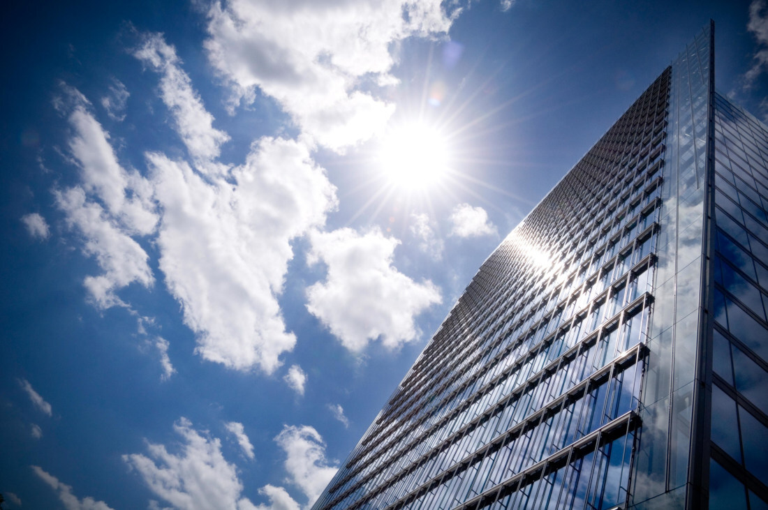 Die Glasfassade des imposanten Weser Towers strahlt in der Sonne.